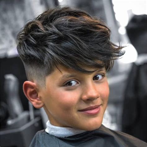 jungs frisuren 2023|junge mit langen haaren.